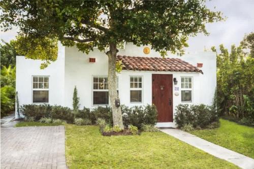 Casa Blanca - Chic Spanish-Style Cottage with Private Courtyard