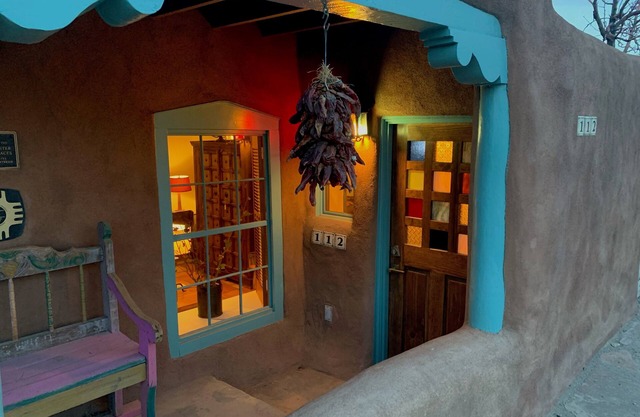 Casa Carlos Authentic Historic Adobe -Walk to Plaza -Hot Tub- Mini Split A/C