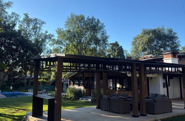 Casa Cipres / Piscina, PingPong, Cancha de Basquet