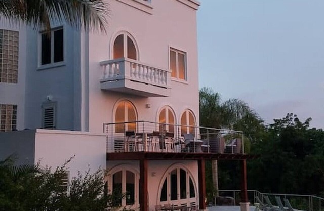 CASA COLUMBIA - pool. views. outdoor living.