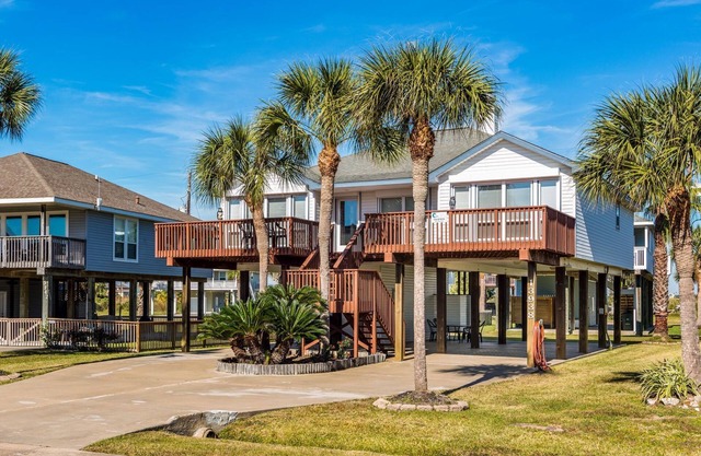 Casa de Reyes | Spacious Deck, Near Beach