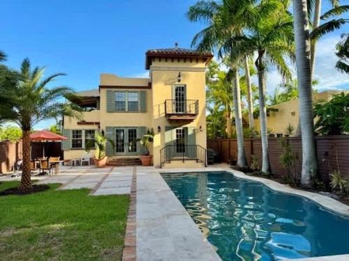 Casa Delfino - Savor Old World Charm with a Lush Poolside Retreat