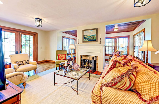 Casa Delphino w/ Balcony & Backyard in Old Northwood Historic District