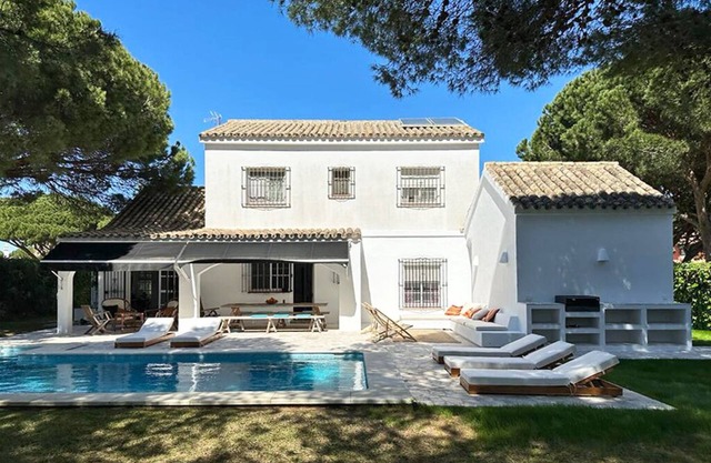 Casa Gaston, lovely refurbished, beautiful garden, pool, quiet, close to beach