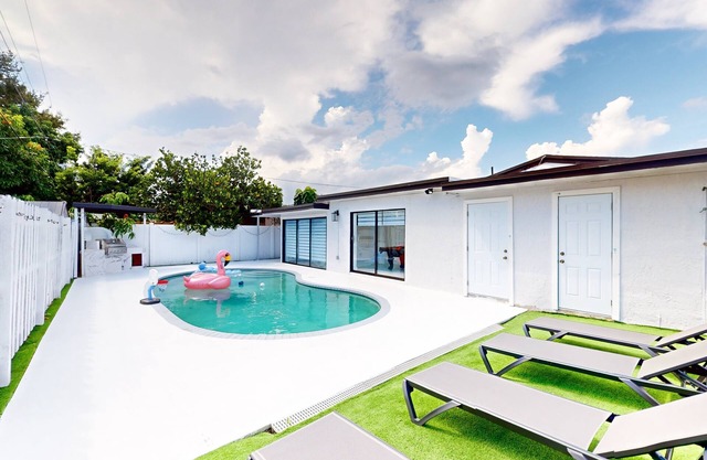 Casa Lucia 5 Bedroom Home with Pool Near Hard Rock Casino