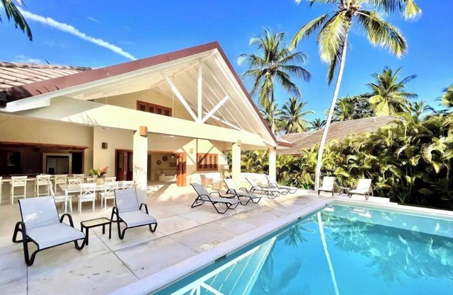 Casa Ola, Lux 5 Bedrm, 5 Bath Villa, w' Private Pool, 2 min walk to Playa Coson