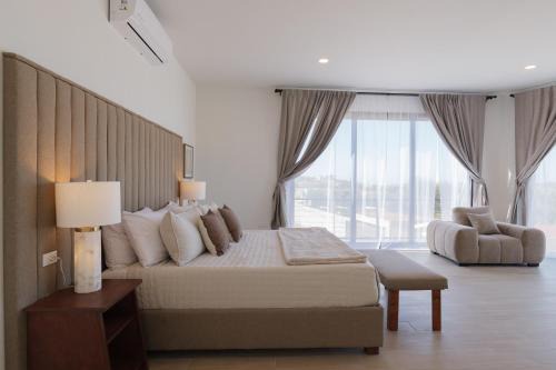 Casa Olmo with Jacuzzi, King Beds, AC, and TVs near Wineries