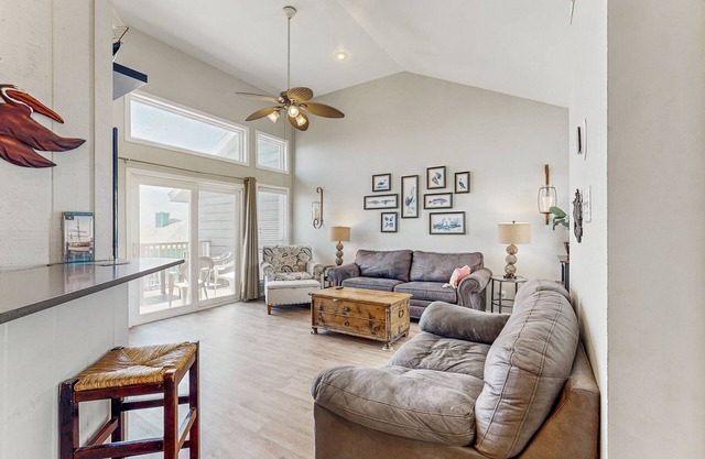 Casa Pelicano - updated townhome with Gulf-view balconies, near Jamaica Beach
