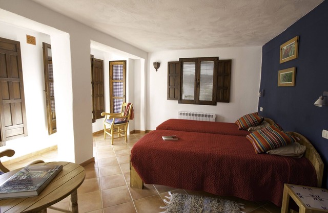 Casa Rural in con 3 Haitaciones con Baño Privados, Cocina y Salon Compartido