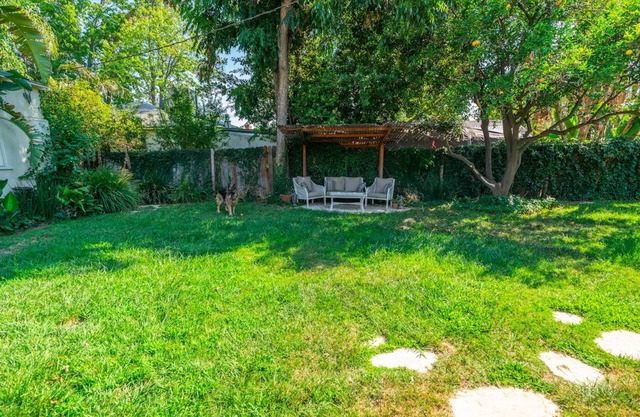 Casa Verde Idyllic 40's Valley Bungalow Lush Garden jacuzzi and Sauna