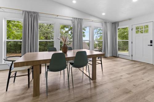 Casa Verde, Updated Home with 3 Beds, 1.5 Baths, Sleeps 6