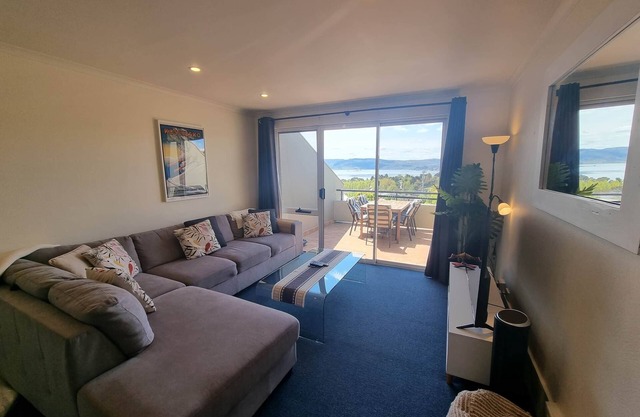 *Cascades 15 - Amazing Lake Views w Balcony's | Spa Bath | Split-Level | WiFi*