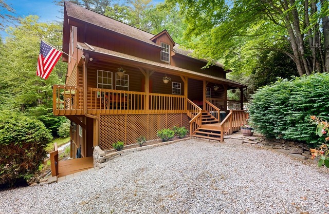 Cashiers, Lake Glenville Highlands Retreat Waterfall, Fire Pit, AC, Dog-Friendly