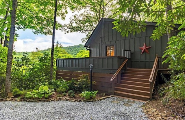 Cashiers Luxe Cottage! Beautiful view and only less than a 1.5 miles to town