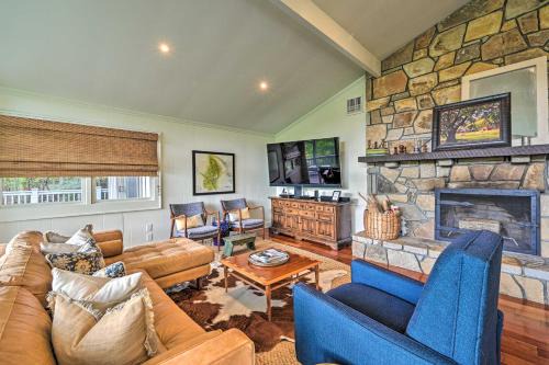 Cashiers Retreat with Fireplace and Mtn Views!