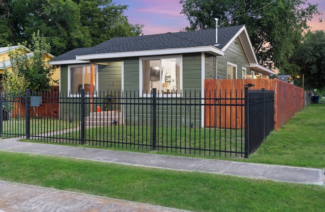 Casita Clover/Downtown/Alamo Dome/Frost Bank Center/Fort Sam Houston AFB