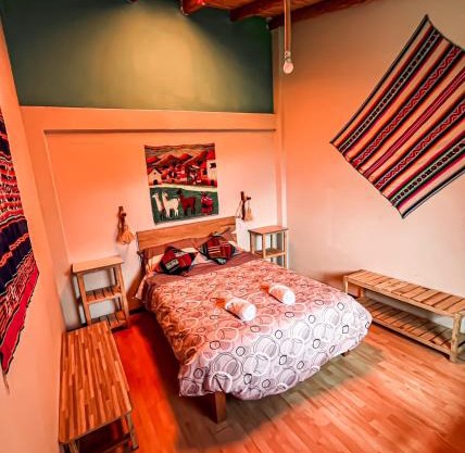 "CASITA DE GERANIOS " con cocina , sala , patio amplio y cochera privada