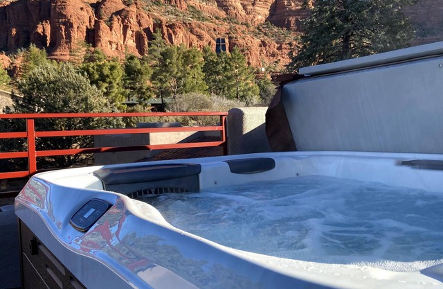Casita w/Hot Tub on Rooftop, Al Fresco Dining, Full Kitchen+Iconic Views!