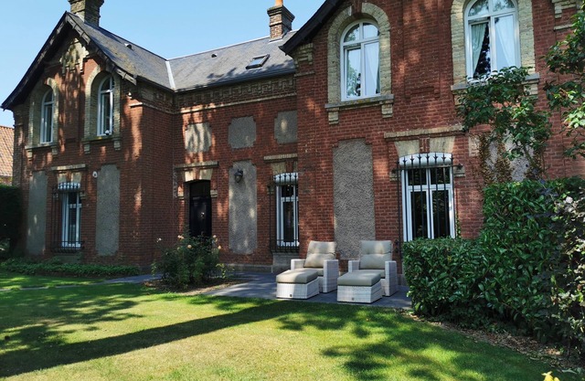 Castle and outbuildings, 19 bedrooms, 11 bathrooms, sleeps 35