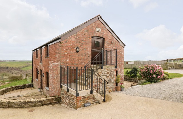 CASTLE DORE BARN, family friendly, with a garden in Fowey
