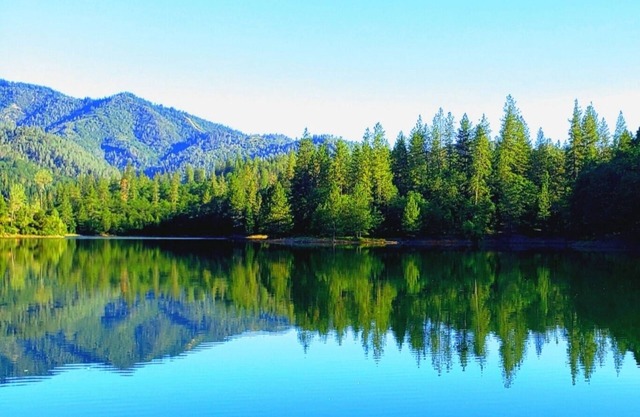 'Castle of Lake Shasta' - Direct Lake Elegance