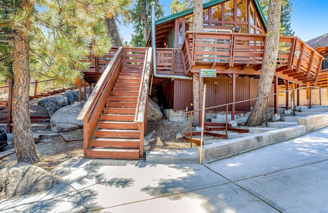 Castle Rock Cabin #1 ~ Comfortable cabin with modern amenities and deck - near hiking and lake