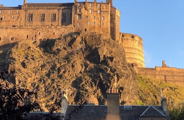 Castle Side, Edinburgh Old Town with Free Parking