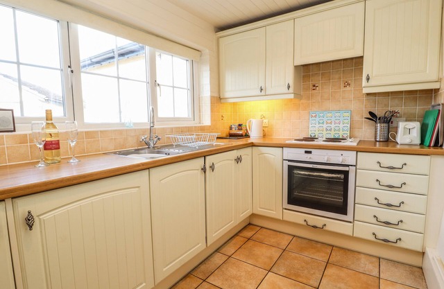 CASTLE VIEW COTTAGE, family friendly, with open fire in Denbigh