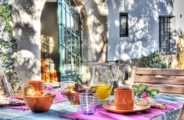 Catalan farmhouse with pool and an incredible natural environment, for groups of 7 or 13