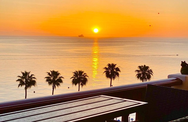 Catalina Honeymoon adventure, 1-bedroom 2 baths with A/C and golf car!