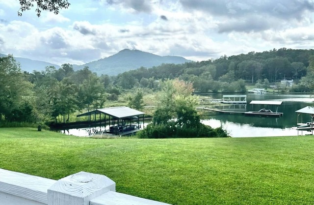 Catch N Relax - by Chatuge Home Concierge Hot tub, fire pit, private dock with boat slip