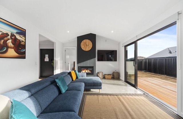 Catchn'relax Taupo - Stunning Modern 4 Bedroom, 3 Bathroom Home With Spa-pool