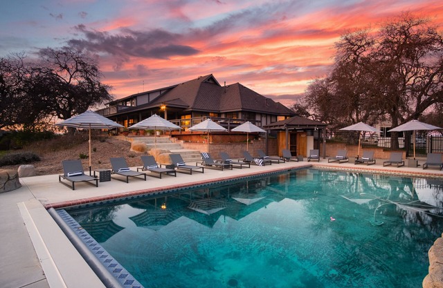 Cathedral by AvantStay | W/Sauna, Pool Table & Views of the Rolling Hills
