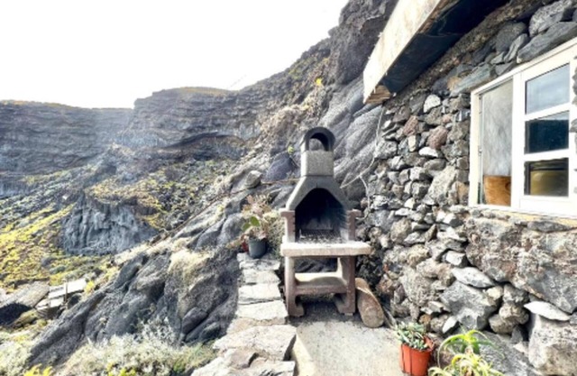 Cave House with Sea Views and BBQ for up to 5 guests Book your Experience