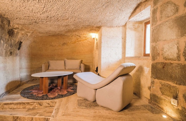 Cave Room with Traditional Turkish Bath 102