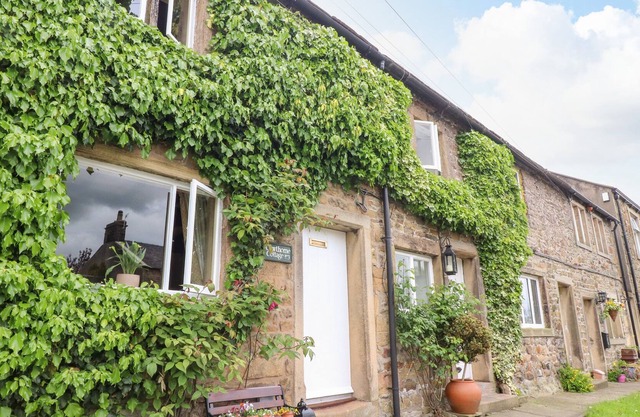CAWTHORNE COTTAGE, character holiday cottage in Barrow, Lancashire
