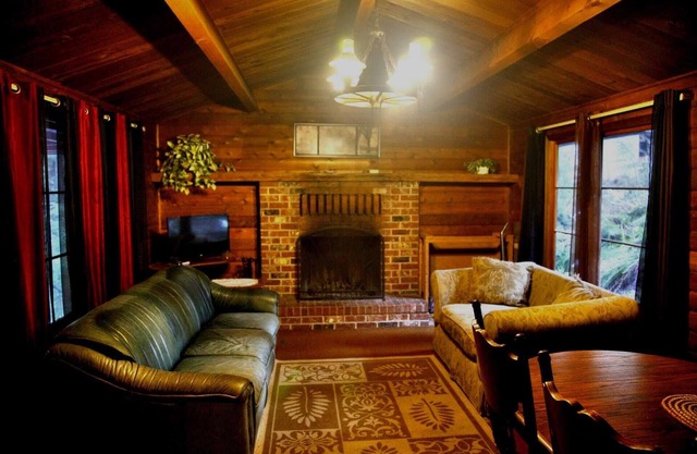 Cedar Cabin just 0.4 mi from Mt. Rainier entrance