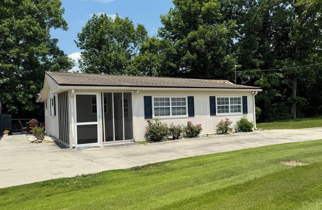 Cedar Cove Hideaway -Douglas Lake 2 bd,2 ba -boat launch & dock. Pet friendly!