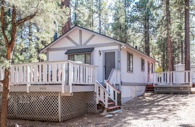Cedar Pines - Fireplace, Deck, Barbecue, Close to Hiking Trails