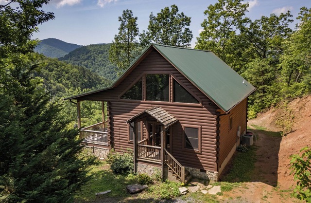 Cedar Ridge Cabin King Bed Hot Tub Mtn Views Family Vacation or Romantic Getaway