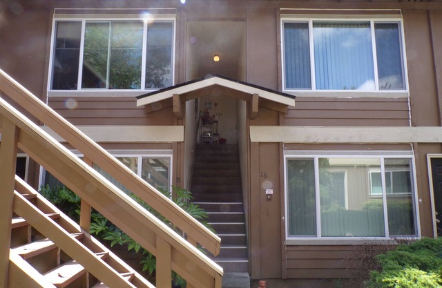 Cedarbrook Apartment #16 Near Hillsdale and Multnomah Village on Fanno Creek