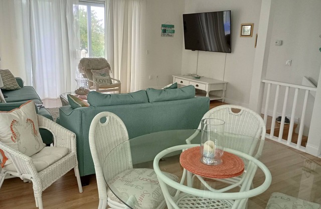 Cedars East #526 Beautiful 2 bed 2 1/2 bath town home on Longboat Key. Sleeps 5