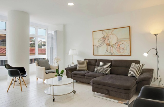Central, Luxury Holiday Apartment with Wi-Fi, Air Conditioning & Panoramic View