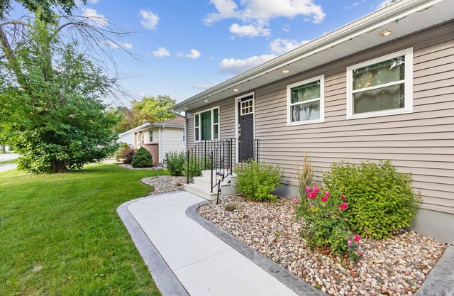Cental location, walk to Lambeau, large patio, party garage