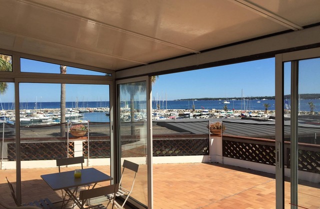 Center Cannes completely renovated facing the beach, sea view terrace