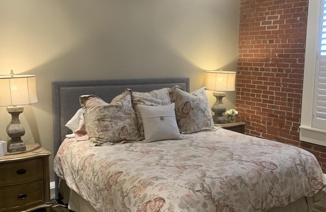 Center of Downtown- Upscale 1Br/1Ba with patio & private entrance