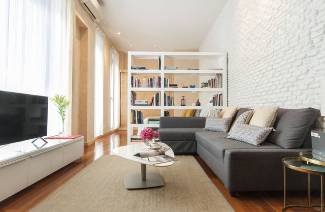 Center of Madrid. Barrio Letras, Walk to Museums, Plazas and GranVia