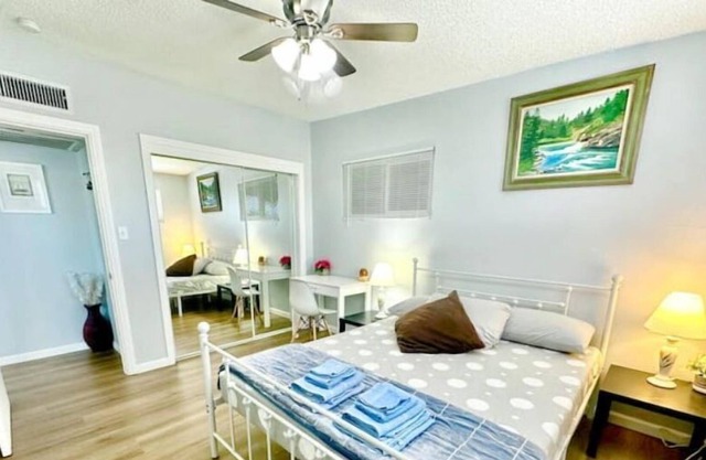 Center Vegas Bedroom L