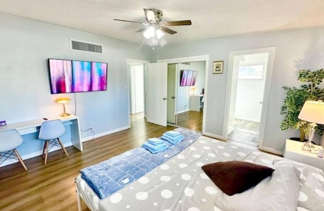 Center Vegas big Master Bedroom
