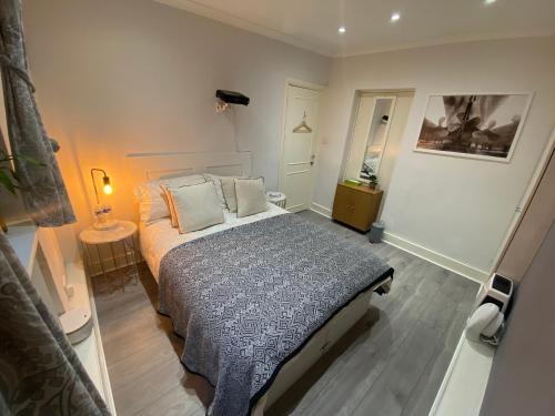 Central 1bedroom Apartment, connected via underground, overground and many bus routes